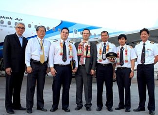 Prote Setsuwan (left), vice president of marketing, Ping Na Thalang (2nd left), vice president for information systems, Christophe Clarence (4th left), senior vice president of maintenance & engineering and Capt. Saravoot Thonglek (right), assistant vice president flight operations.